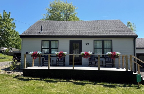 Lake Erie Beach House | Sandy Shore House ~ Hot Tub ~ New Updates ~ Beach Access