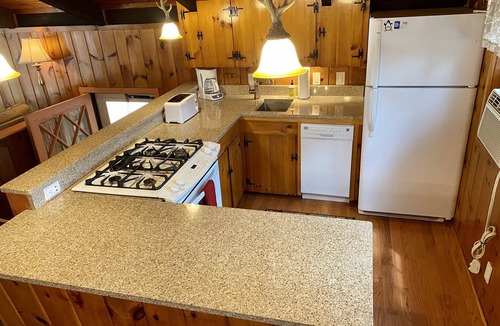 North Conway Ski Chalet | Scenic Cathedral Ledge Bavarian Chalet. Walk to Echo Lake and Diana's Bath