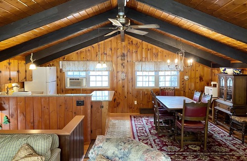 North Conway Ski Chalet | Scenic Cathedral Ledge Bavarian Chalet. Walk to Echo Lake and Diana's Bath
