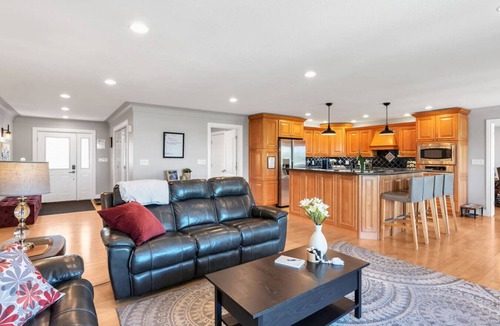 Wiarton House | Scenic Waterfront 4BR – Hot Tub/Sleeps 12/Bonfire