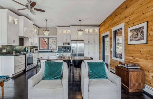 Quechee Cabin | Screened-Porch Home, Killington Views & Pet-Friendly