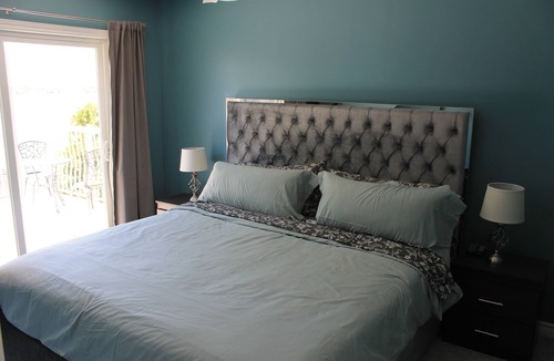 Valentia Cottage | Scugog Lake House with hot tub and Sauna