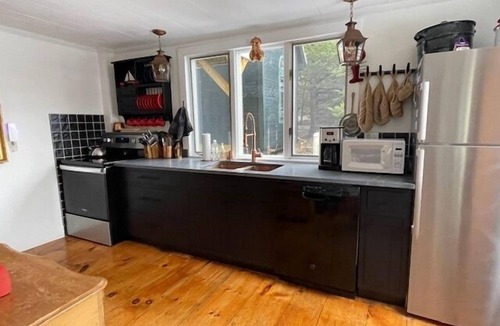 Stonington House | *Sea Snug* - Well Decorated, In-town Cape
