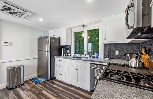 Kennebunk Cottage | Seabreeze Cottage Coastal Getaway, steps to the beach & close to golf course