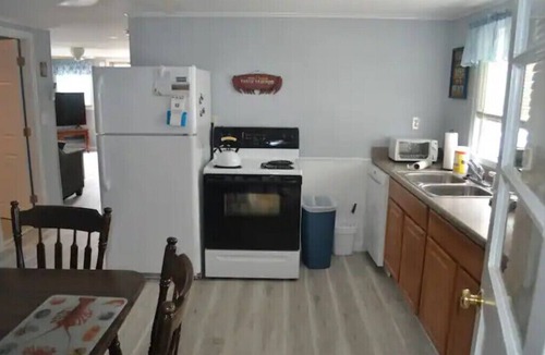Seabrook House | Seabrook Beach 136b-Franklin St. 3 mins to Ocean, AC/WiFi BBQ Grills-2 Duplexes