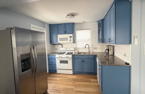 Hampton House | Seaside on I, Soothing 4-bedroom house sleeps 10 with AC in welcoming Hampton