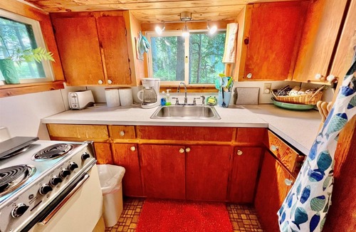 Standish Cottage | SEBAGO LAKE SHOREFRONT. MONDAY - FRIDAY RENTAL. SECLUDED BUT CLOSE TO DOWNTOWN.