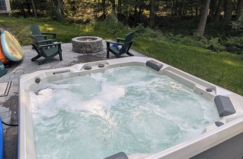 Standish Cottage | SEBAGO LAKE Sparkling Cottage 4 BRs-Beach 2 min walk, Hot tub, AC, kayaks