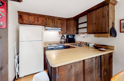 Londonderry House | Secluded cabin with 70s vibe, large deck, wood-burning stove, WiFi, & W/D