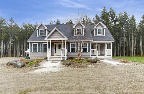 Southport House | Secluded Dog-Friendly Getaway w/Free WiFi, Private Washer/Dryer, Furnished Deck