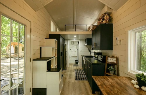 Simcoe Cabin | Secluded Forest Tiny House with Wood-Fired Sauna & Hot Tub Near Norfolk County, Simcoe, Ontario