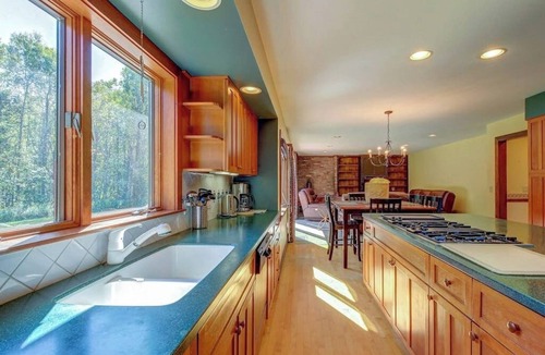 Brownsville House | Secluded Luxury Home on Huge Property with Mountain Views - Near Slopes