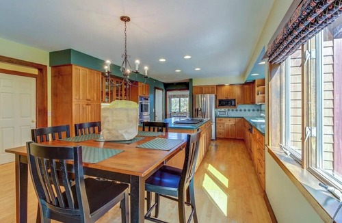Brownsville House | Secluded Luxury Home on Huge Property with Mountain Views - Near Slopes