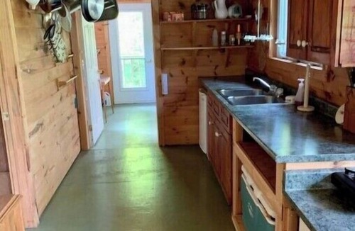 Golden Valley Cabin | Secluded off-grid 3-bedroom cabin on a quiet lake