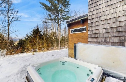 Stowe Hollow House | Secluded Vermont Escape | Hot Tub, Steam Shower & Mountain Adventures
