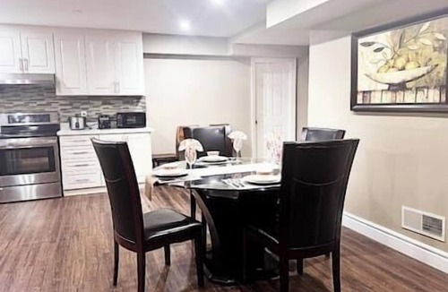 Central Erin Mills House | Self Check-in King Bed Parking Upscale Area