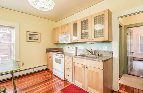 New London Apartment | Separate apartment in ship captain's house. Quiet neighborhood. Near beach.