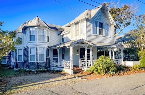 Oak Bluffs Cottage | September Weeks 2026 Available! 6 Beds! Walk to Beach, Ferry, Ocean Park and OB!