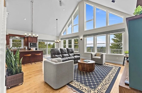 Hinesburg House | Serene 3-bedroom home in Hinesburg, Vermont, overseeing Adirondack.