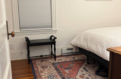 Dorchester Apartment | Serene Boston base close to everything w free private parking + Andrew Station!
