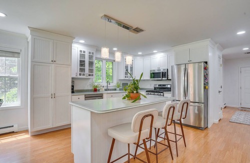 Shirley House | Serene & Sleek Family Retreat w/Office in Shirley