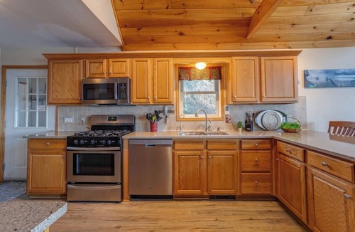 Town of Torrey House | Serenity Place: 5 bedroom lake home, hot tub, pool table/game room