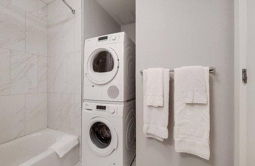 West Fens Apartment | Serviced 1 Bedroom Across From Fenway Park