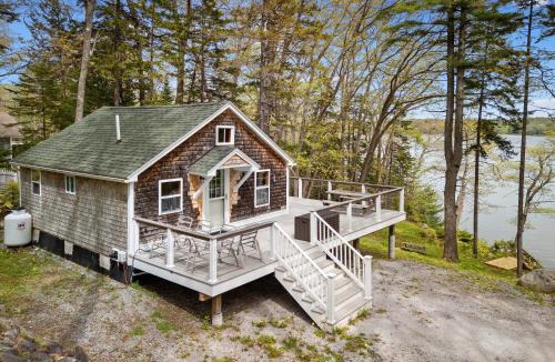 Cushing House | Settlers Cottage, cute Maine home with water views