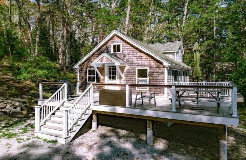 Cushing House | Settlers Cottage, cute Maine home with water views