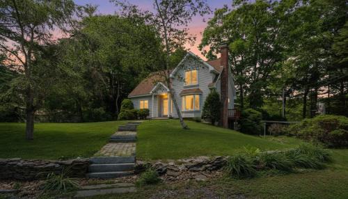 Rye House | Shoals View Escape Ocean Views Dog-Friendly