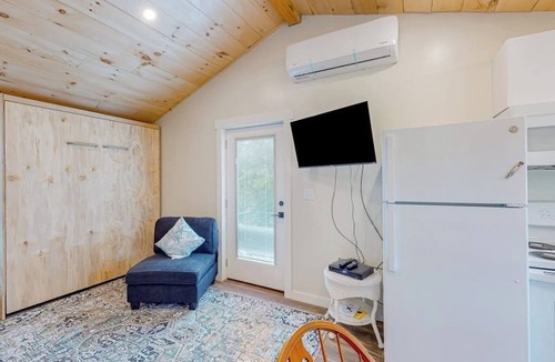 Kennebunk House | Shorebreeze Inn | Tri-Plex in Kennebunk, Family Fun, Pool, Outdoor games