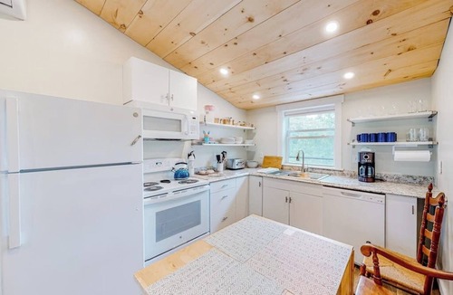 Kennebunk House | Shorebreeze Inn | Tri-Plex in Kennebunk, Family Fun, Pool, Outdoor games