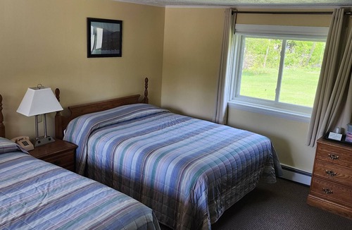 Dryden Hotel | Shorefront Wilson Lake Inn: kayaks, canoes & lakeview rooms in Wilton, ME