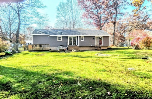 Niantic House | Shoreline home a mile from the beach fun for all seasons.