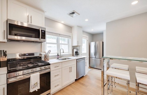 Hyannis House | Short walk to ④FOUR beaches & downtown Hyannis * Central AC * Hot Tub!