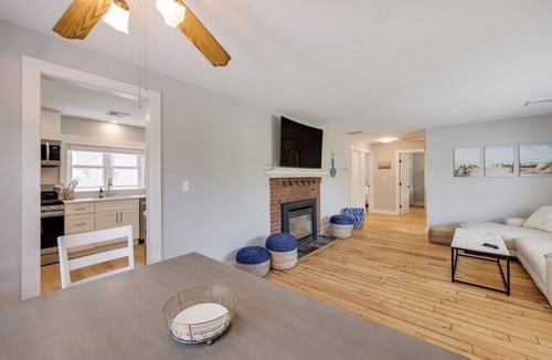 Hyannis House | Short walk to ④FOUR beaches & downtown Hyannis * Central AC * Hot Tub!