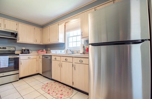 Eastward Look House | Short walk to Scarborough Beach! Immaculate with A/C