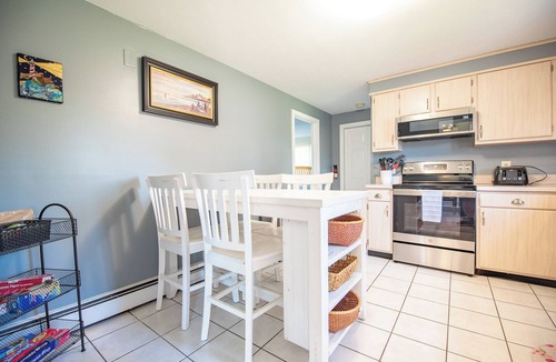 Eastward Look House | Short walk to Scarborough Beach! Immaculate with A/C