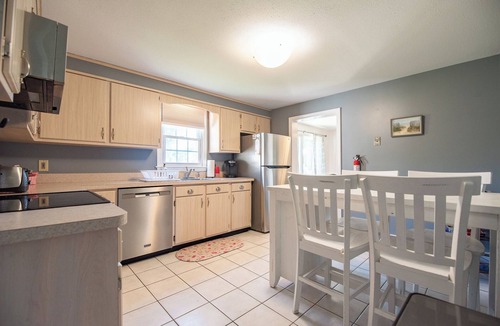 Eastward Look House | Short walk to Scarborough Beach! Immaculate with A/C
