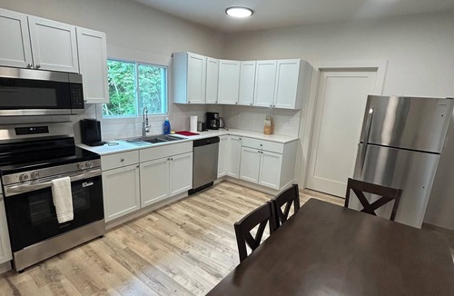 Downtown Niagara Falls House | Short Walk to the Falls Newly Renovated 4 Bedroom