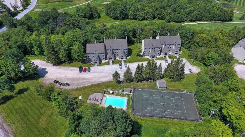 Killington House | Shuttle to Slopes and ski home to this cozy three bedroom condo Whiffletree G8