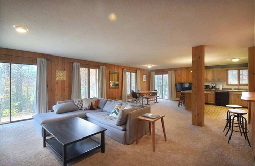 Londonderry Ski Chalet | Silver Birch Chalet: Mountain Apt w/Hot Tub