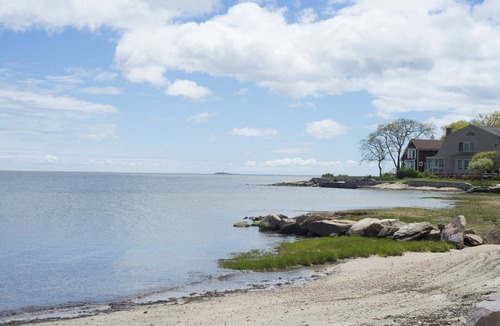 Guilford House | Simply Beautiful Beach Cottage, 8 min from Guilford Green