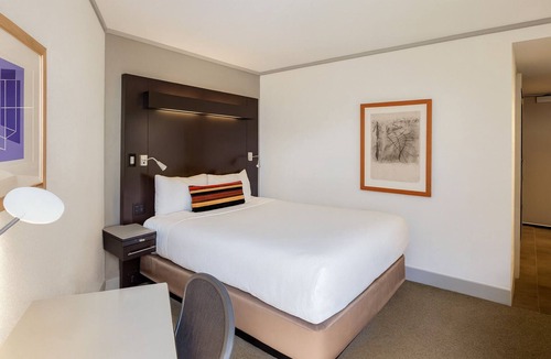 East Cambridge Hotel | Sit Back and Enjoy the River View! Indoor Pool