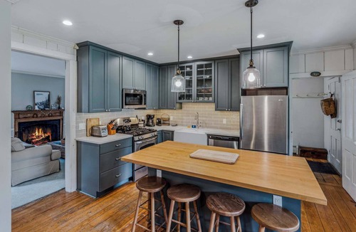 South Pomfret House | Six Ski Hill Home with Mountain Views, Pet-Friendly
