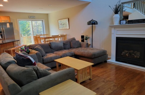 West Dover House | Ski, Bike, Hike , Golf - Mt. Snow Vacation Home < ½ Mile from the mountain