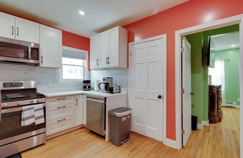 Milton Apartment | Ski & Explore! Colorful Apt 10 Mi to Dtwn Boston!
