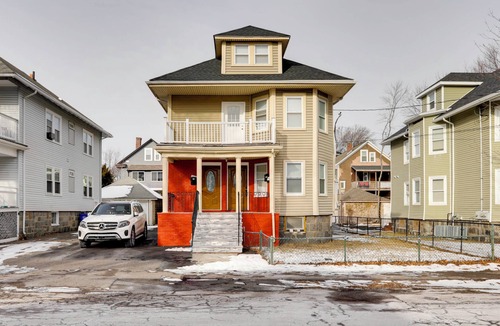 Milton Apartment | Ski & Explore! Colorful Apt 10 Mi to Dtwn Boston!