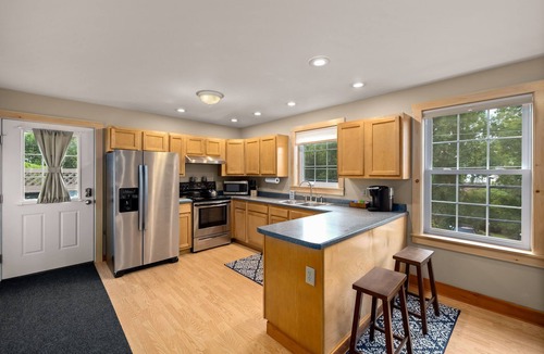 Jeffersonville House | Ski/Foliage Basecamp near Smuggs! 2 Living Areas & a King Suite