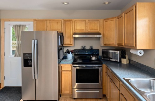 Jeffersonville House | Ski/Foliage Basecamp near Smuggs! 2 Living Areas & a King Suite